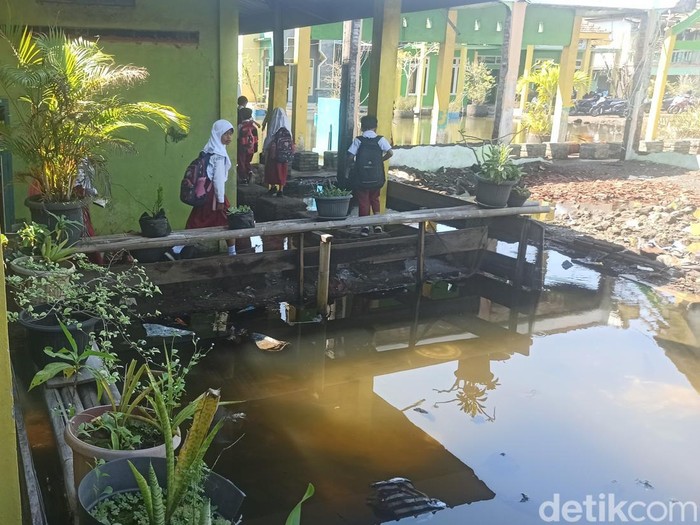 Kondisi SDN Purwosari 2, Kecamatan Sayung, Demak, yang terdampak rob bertahun-tahun, Rabu (17/5/2023).