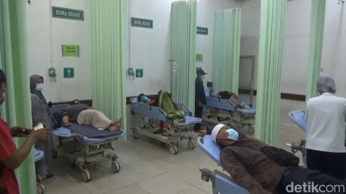 Korban keracunan massal di Purwakarta