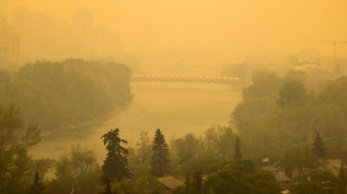 Kota di Kanada Berselimut Asap Kuning Imbas Kebakaran Hutan Smoke is seen as some 90 wildfires are active in Alberta, with 23 out of control, according to the provincial government, in Calgary, Alberta, Canada May 16, 2023. REUTERS/Leah Hennel