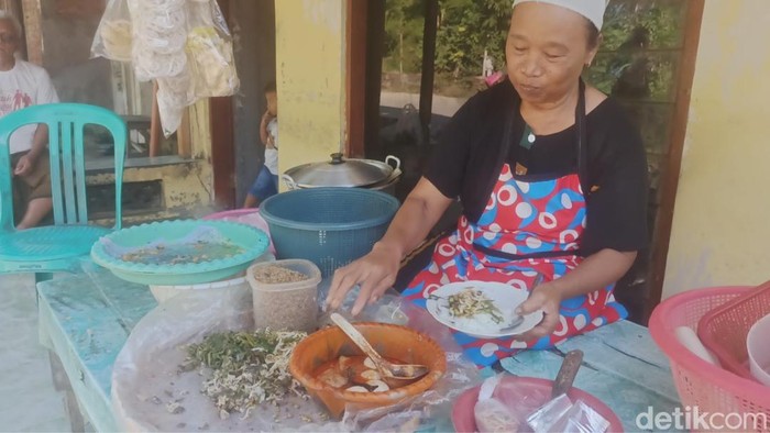 Kustini penjual nasi ndoreng di Demak. Kustini meneruskan usaha warisan mertuanya. Dia berjualan sejak 1980-an. Foto diunggah Rabu (17/5/2023).