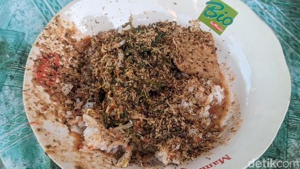 Kustini penjual nasi ndoreng di Demak. Kustini meneruskan usaha warisan mertuanya. Dia berjualan sejak 1980-an. Foto diunggah Rabu (17/5/2023).