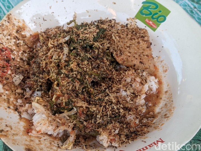 Kustini penjual nasi ndoreng di Demak. Kustini meneruskan usaha warisan mertuanya. Dia berjualan sejak 1980-an. Foto diunggah Rabu (17/5/2023).