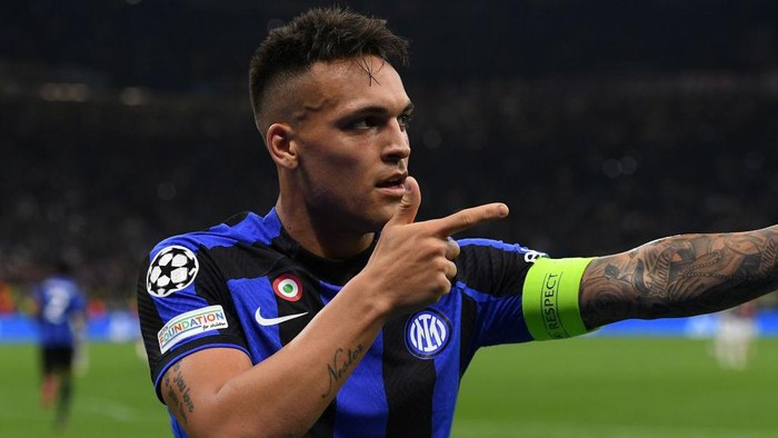 MILAN, ITALY - MAY 16: Lautaro Martinez of FC Internazionale celebrates after scoring the opening goal during the UEFA Champions League semi-final second leg match between FC Internazionale v AC Milan at Stadio Giuseppe Meazza on May 16, 2023 in Milan, Italy. (Photo by Alessandro Sabattini/Getty Images)