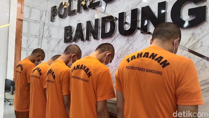 Lima anggota geng motor di Bandung yang ditangkap polisi.