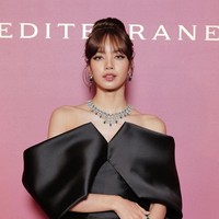 Lisa BLACKPINK terbang ke Venice untuk menghadiri acara BVLGARI Mediterranea High Jewelry pada Selasa (16/5/2023) waktu setempat. Foto: Instagram