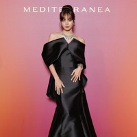 Rambutnya ditata dengan model updo hair bun. Sehingga menonjolkan kemewahan kalung Mediterranea Necklace yang berhiaskan berlian dan zamrud. Foto: Instagram