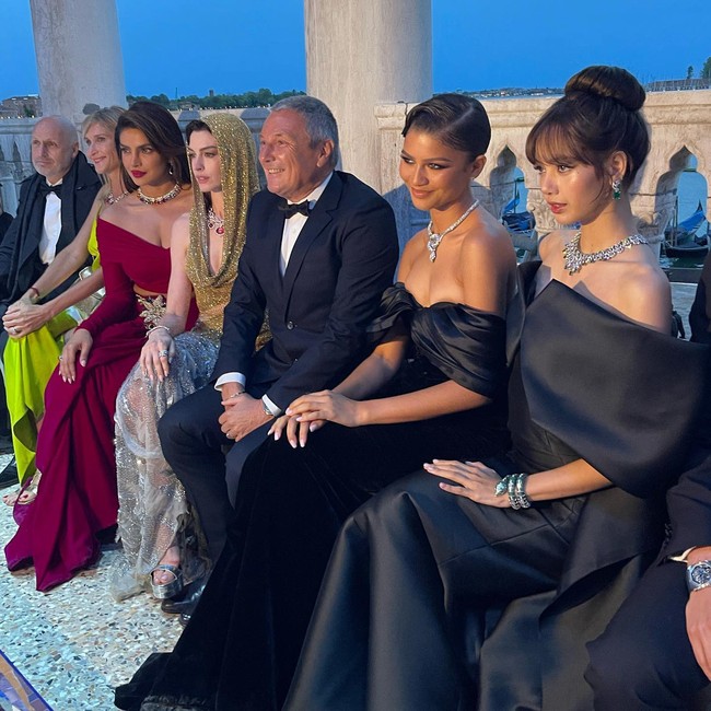 Sejumlah penggemar menyorot kecantikan Lisa BLACKPINK saat disandingkan dengan Zendaya, Priyanka Chopra, dan Anne Hathaway. Foto: Instagram