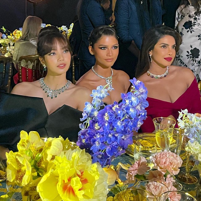 Inilah gaya para global ambassador BVLGARI saat perjamuan. Foto: Instagram