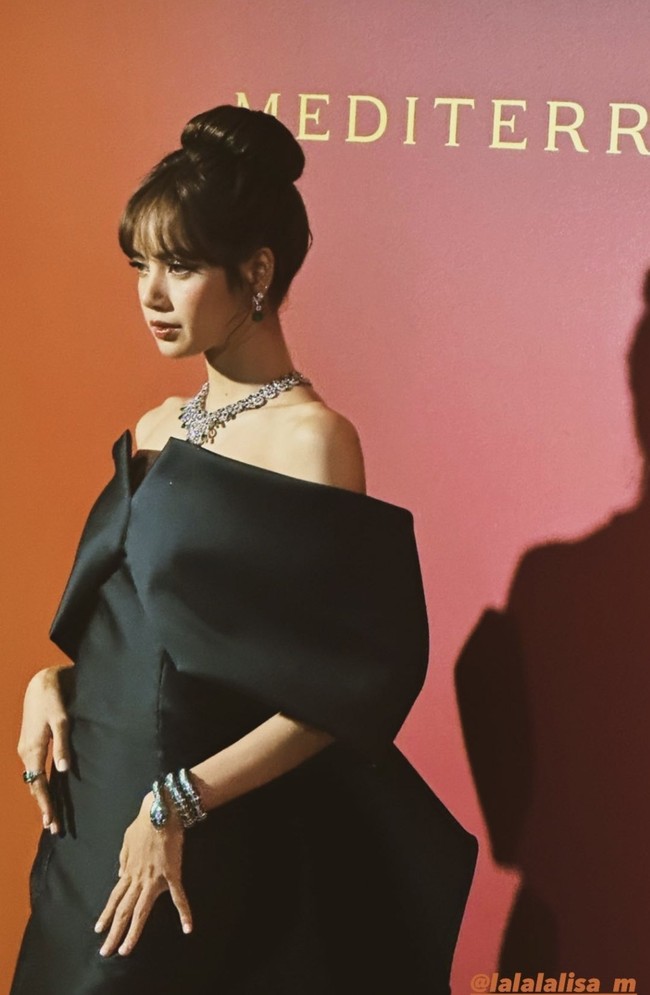 Pelantun Money itu dikabarkan mendapat gaun rancangan khusus dari desainer Italia, Antonio Riva Milano. Foto: Instagram