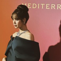 Pelantun Money itu dikabarkan mendapat gaun rancangan khusus dari desainer Italia, Antonio Riva Milano. Foto: Instagram