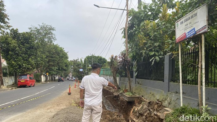 Lokasi pohon tumbang yang melukai empat warga di Sukabumi.