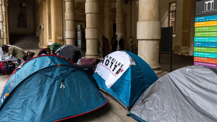 Mahasiswa di Turin Gelar Tenda-Nginep di Kampus, Ada Apa? Tingginya harga sewa akomodasi di kota Turin, Italia, Mahasiswa ini berkemah di Universitas Turin. Ini foto-fotonya.