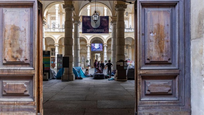 Tingginya harga sewa akomodasi di kota Turin, Italia, Mahasiswa ini berkemah di Universitas Turin. Ini foto-fotonya.