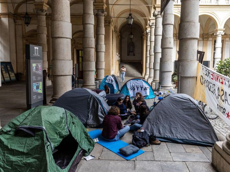 Mahasiswa di Turin Gelar Tenda-Nginep di Kampus, Ada Apa?