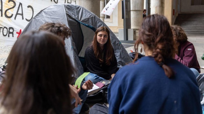 Tingginya harga sewa akomodasi di kota Turin, Italia, Mahasiswa ini berkemah di Universitas Turin. Ini foto-fotonya.