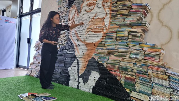Mahasiswa Ubaya Lukis Wajah Abdul Malik Fadjar di Tumpukan 3.000 Buku