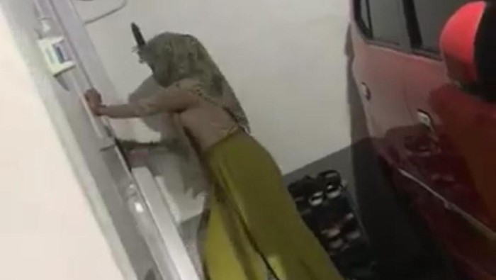 Ibu muda berinisial AD (28) di Makassar, Sulawesi Selatan (Sulsel) mengaku diusir dari rumahnya karena melabrak selingkuhan suaminya, RP (21).