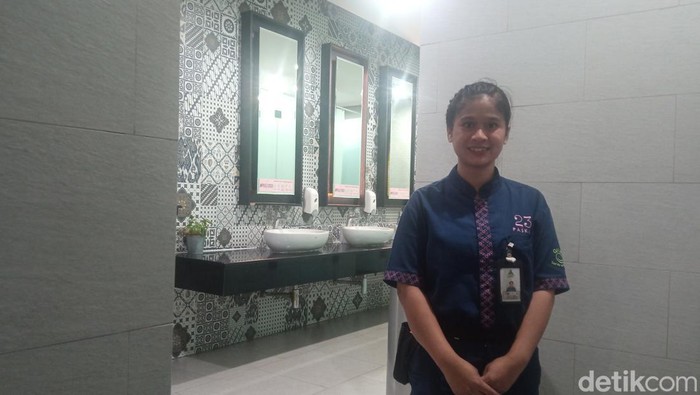 Masrah Suryaasih (31), cleanning service di mal Bandung yang viral karena keramahannya.