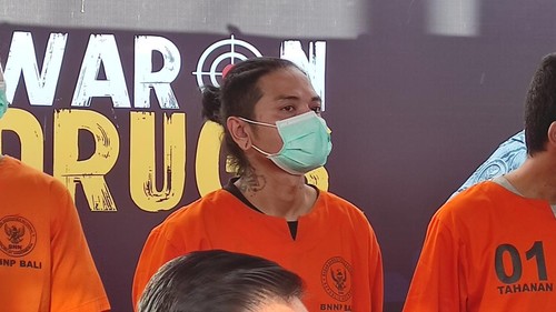 MC kelab malam yang juga pengedar narkoba jenis ganja berinisial WS dihadirkan saat konferensi pers di BNNP Bali, Selasa (16/5/2023). (I Wayan Sui Suadnyana/detikBali)