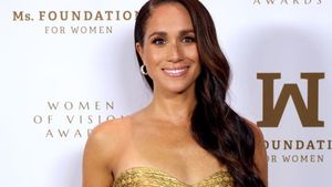 7 Gaya Glamor Meghan Markle Pakai Gaun Gold di Acara Penghargaan