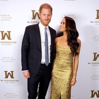 Gaun tanpa tali ini memiliki detail cut-out berbentuk wajik di bagian tengah. Foto: Getty Images