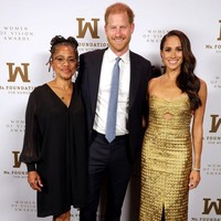 Meghan Markle menyempatkan foto bersama Pangeran Harry dan ibunya, Doria Ragland. Foto: Getty Images
