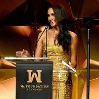 Tampil bersama sang suami, Pangeran Harry, Meghan Markle menunjukkan pesona anggun dan feminin dengan tatanan rambut bergelombang yang ditata menyamping. Foto: Getty Images