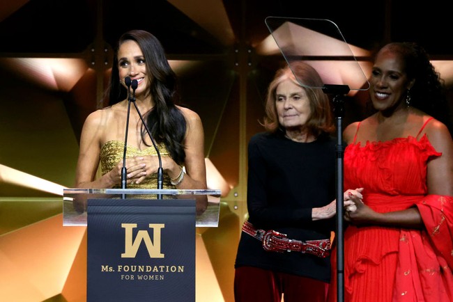 Jadi tamu spesial dan penerima penghargaan Women of Vision Award, wanita 41 tahun ini pun tampil istimewa. Dia tampil glamor mengenakan gaun quilted emas rancangan Joanna Ortiz. Foto: Getty Images