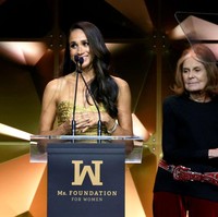 Jadi tamu spesial dan penerima penghargaan Women of Vision Award, wanita 41 tahun ini pun tampil istimewa. Dia tampil glamor mengenakan gaun quilted emas rancangan Joanna Ortiz. Foto: Getty Images