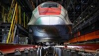 Di Depo Tegalluar, rangkaian Kereta Cepat Jakarta-Bandung yang sudah sampai akan dirangkai ulang sekaligus mendapatkan perawatan atau maintenance lanjutan.