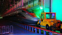 Kereta Cepat Jakarta Bandung sendiri saat beroperasi akan menghasilkan suara dengan tingkat kebisingan di angka 49 hingga 69 db. Maka dari itu, untuk mencapai standar yang ditetapkan Kementerian Lingkungan Hidup dan WHO, pemasangan sound barrier berbahan acrylic dilakukan.