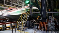 Sejumlah pekerja menyiapkan sarana dan prasarana untuk mendukung Kereta Cepat Jakarta-Bandung.