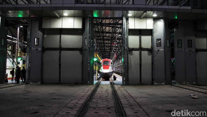 Melihat dari Dekat Kereta Cepat Jakarta Bandung di Depo Tegalluar Saat ini rangkaian Kereta Cepat Jakarta-Bandung sudah berada di Depo Tegalluar, Kabupaten Bandung, Jawa Barat. Yuk lihat lebih dekat rangkaian kereta tersebut.