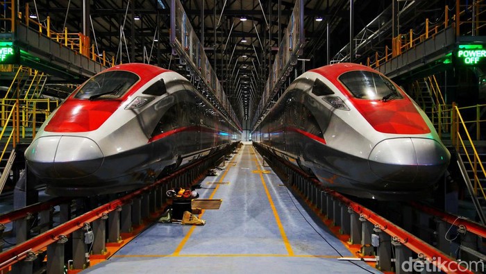 Melihat dari Dekat Kereta Cepat Jakarta Bandung di Depo Tegalluar Saat ini rangkaian Kereta Cepat Jakarta-Bandung sudah berada di Depo Tegalluar, Kabupaten Bandung, Jawa Barat. Yuk lihat lebih dekat rangkaian kereta tersebut.