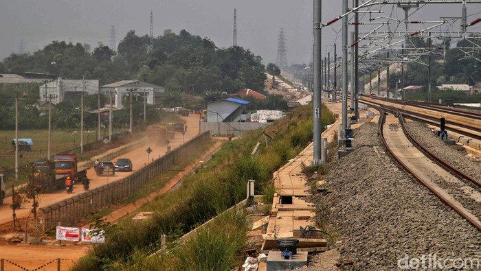 PT Kereta Cepat Indonesia-China (KCIC) terus mengebut pembangunan stasiun kereta cepat. Salah satunya adalah Stasiun Karawang.