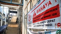 Penumpang yang turun di Stasiun Karawang nantinya dapat menggunakan bus Damri untuk melanjutkan perjalanan mereka berbagai wilayah di Karawang.
