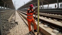 PT PLN Unit Induk Distribusi Jawa Barat (UID Jabar) secara resmi telah menyalakan pasokan listrik untuk kereta cepat di Stasiun Karawang, Kabupaten Karawang. Langkah ini bertujuan untuk mendukung pelaksanaan Proyek Strategis Nasional (PSN) Kereta Cepat Jakarta-Bandung (KCJB).