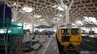 Menurut keterangan pekerja saat ini progres pembangunan Stasiun Halim mencapai 90,86 persen.