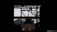 Sejumlah pekerja menyelesaikan pembangunan Stasiun Kereta Cepat Jakarta- Bandung di Halim, Jakarta Timur, Rabu (17/5/2023).