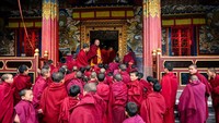 Berbatasan dengan China dan Bhutan, biara ini juga bertindak sebagai rumah harta karun dari banyak kitab suci Buddhis kuno.  