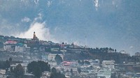 Biara kuno abad ke-17 di Tawang berada di puncak gunung tinggi ribuan kaki di atas permukaan laut dengan pemandangan lanskap sekitarnya dan kota Tawang di bawahnya. Biara ini merupakan rumah bagi lebih dari ratusan biksu.  