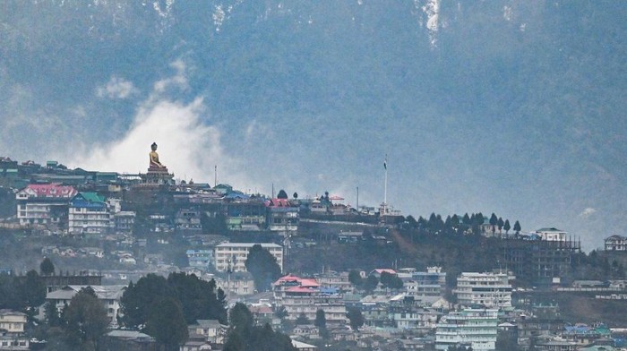 In this picture taken on April 5, 2023, Young Buddhist monks gather to perform morning prayers at the main Tawang monastery in Tawang town in northeast Indian state of Arunachal Pradesh. (Photo by Arun SANKAR / AFP) (Photo by ARUN SANKAR/AFP via Getty Images)