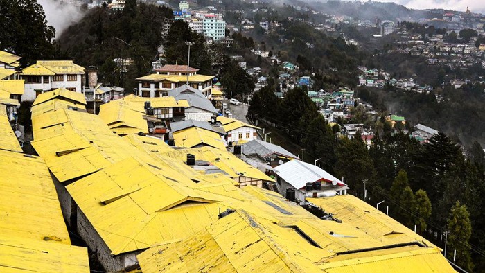 Mengintip Biara Tawang, Tempat Biksu Muda Menuntut Ilmu In this picture taken on April 5, 2023, Young Buddhist monks gather to perform morning prayers at the main Tawang monastery in Tawang town in northeast Indian state of Arunachal Pradesh. (Photo by Arun SANKAR / AFP) (Photo by ARUN SANKAR/AFP via Getty Images)
