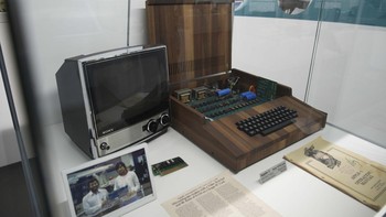 Di pintu masuk, pengunjung dapat melihat replika Apple 1 – PC pertama yang dijual Steve Jobs dan Steve Wozniak pada tahun 1976.  