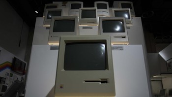 Komputer antik Apple Macintosh terlihat dipamerkan di Apple Museum di Warsawa, Polandia, Senin (16/5/2023).  