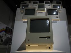 Mengintip Koleksi Museum Apple Terlengkap di Dunia