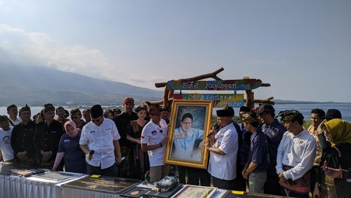 Menparekraf Sandiaga Uno meresmikan tiga desa wisata di Bukit Kayangan Desa Labuhan Lombok, Kecamatan Pringgabaya, Lombok Timur, NTB, Rabu (17/5/2023).