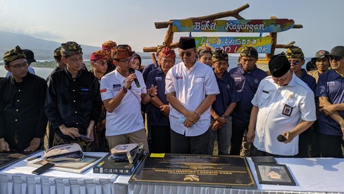 Menparekraf Sandiaga Uno mengingatkan agar proyek kereta gantung di Rinjani tidak merusak kawasan taman nasional.