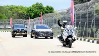 Di Indonesia, Maybach ditawarkan dengan dua versi, yakni versi SUV GLS dan versi sedan S-Class. Maybach yang sering digunakan Johnny G Plate ini adalah versi sedan S-Class. Namun, Maybach S-Class yang sama persis seperti tunggangan Johnny G Plate tidak dijual resmi oleh Mercedes-Benz saat ini. Untuk saat ini, Mercedes-Benz Indonesia menjual Mercedes-Maybach S 580 4MATIC+ dengan mesin 3.982 cc seharga Rp 6.705.000.000 off the road. Foto: Dok. Kemenkominfo