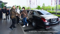Maybach yang digunakan Johnny G Plate adalah Maybach S 650. Tipe ini mengusung mesin V12 berkapasitas 5.980 cc. Mesin besar itu memiliki tenaga maksimal hingga 630 daya kuda dengan torsi maksimal 1.000 Nm.  Foto: Dok. Kemenkominfo